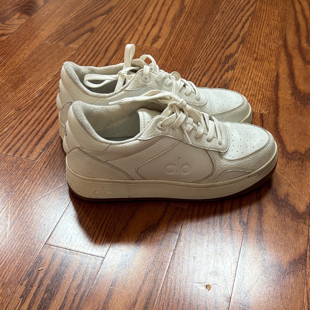Alo Recovery Sneakers in white gum bottoms size 9.5 women’s